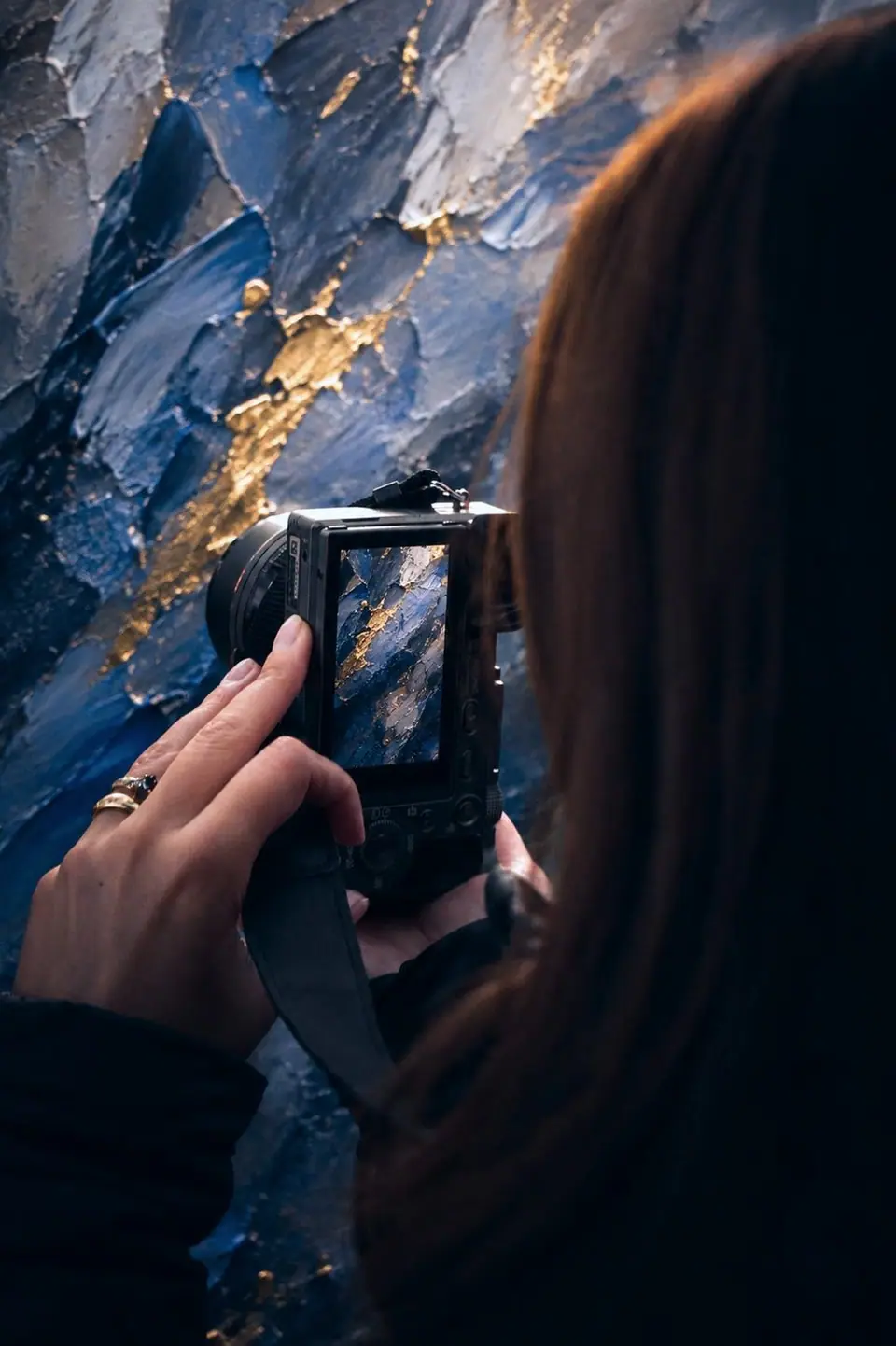 Fotógrafa revisando una toma en la pantalla de su cámara